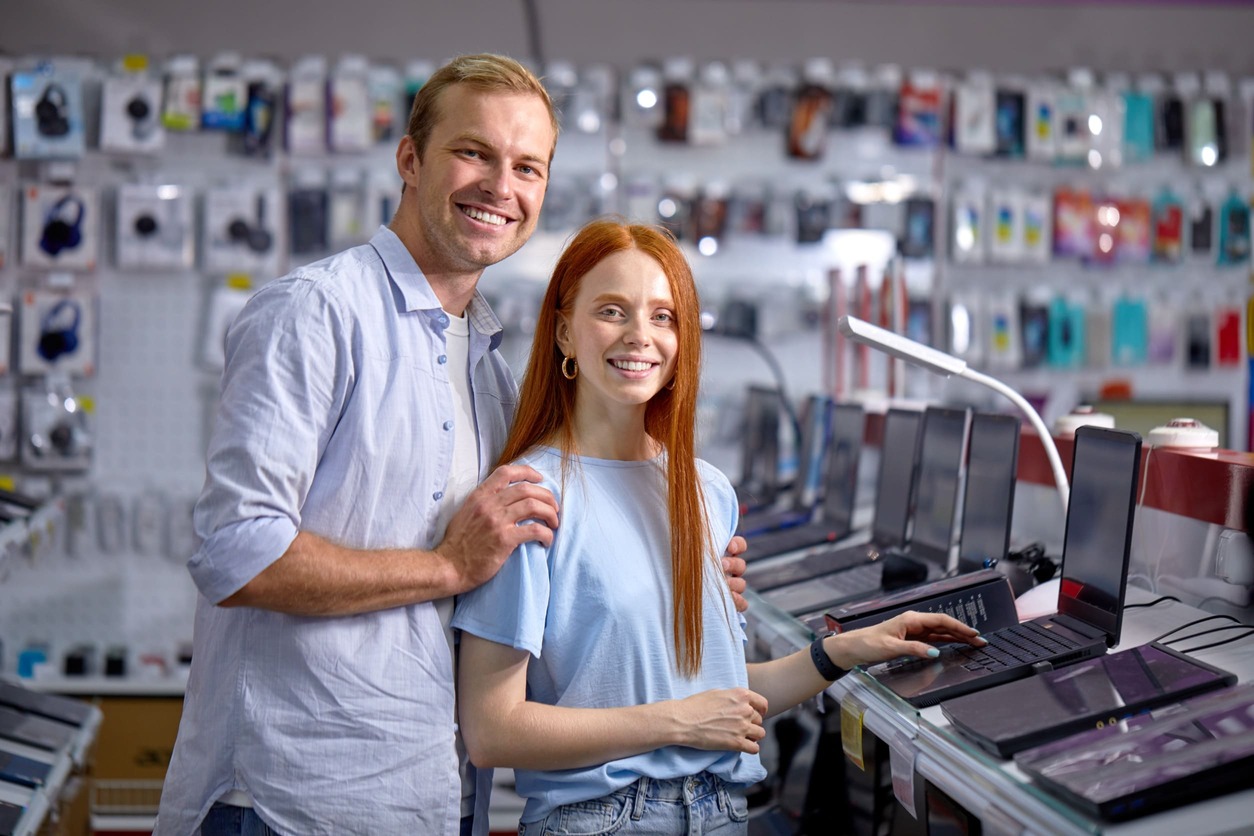 mujer y hombre en tienda de ordenadores